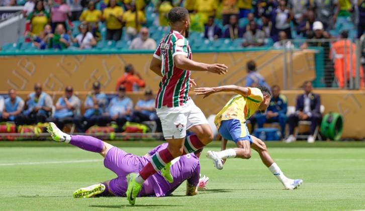 RECORD DATE NOT STATED Match between mamelodi sundowns and fluminense Miami(fl), 06 25 2025 -soccer mamelodi sundowns fluminese- fluminense player samuel xavier and goalkeeper fabio during a match between mamelodi sundowns and fluminense, valid for the club world cup held at the hard rock stadium, in the city of miami in florida this wednesday, june 25, 2025. (Foto: Briant Mendez Thenews2 imago images) SPO  Copyright: xBriantxmendezx
