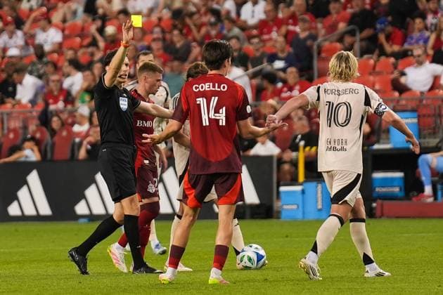 Toronto FC v New York Red Bulls - Major League Soccer MLS, Fussball Herren, USA TORONTO, CANADA - JUNE 25 : Alonso Coello of Toronto FC receives a yellow card during MLS League match between Toronto FC and New York Red Bulls at BMO Field in Toronto, Canada on June 25, 2025. Mert Alper Dervis Anadolu Toronto Canada. Editorial use only. Please get in touch for any other usage.  Copyright: x2025xAnadoluxMertxAlperxDervisx