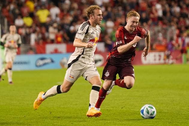 Toronto FC v New York Red Bulls - Major League Soccer MLS, Fussball Herren, USA TORONTO, CANADA - JUNE 25 : Ola Brynhildsen of Toronto FC in action against during MLS League match between Toronto FC and New York Red Bulls at BMO Field in Toronto, Canada on June 25, 2025. Mert Alper Dervis Anadolu Toronto Canada. Editorial use only. Please get in touch for any other usage.  Copyright: x2025xAnadoluxMertxAlperxDervisx