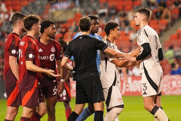 Toronto FC v New York Red Bulls - Major League Soccer MLS, Fussball Herren, USA TORONTO, CANADA - JUNE 25 : Noah Eile of New York Red Bulls reacts during MLS League match between Toronto FC and New York Red Bulls at BMO Field in Toronto, Canada on June 25, 2025. Mert Alper Dervis Anadolu Toronto Canada. Editorial use only. Please get in touch for any other usage.  Copyright: x2025xAnadoluxMertxAlperxDervisx