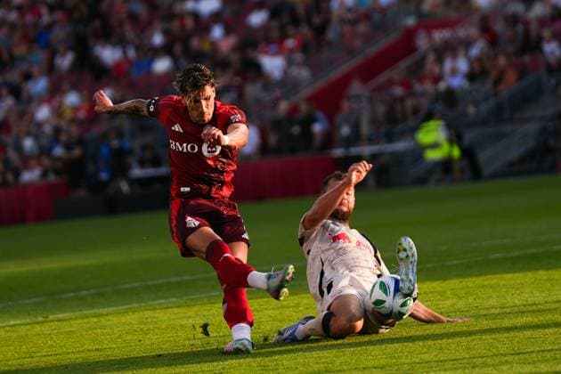 Toronto FC v New York Red Bulls - Major League Soccer MLS, Fussball Herren, USA TORONTO, CANADA - JUNE 25 : Theo Corbeanu (L) of Toronto FC in action during MLS League match between Toronto FC and New York Red Bulls at BMO Field in Toronto, Canada on June 25, 2025. Mert Alper Dervis Anadolu Toronto Canada. Editorial use only. Please get in touch for any other usage.  Copyright: x2025xAnadoluxMertxAlperxDervisx
