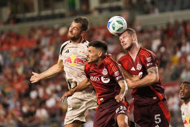 Toronto FC v New York Red Bulls - Major League Soccer MLS, Fussball Herren, USA TORONTO, CANADA - JUNE 25 : Kevin Long (5) of Toronto FC in action during MLS League match between Toronto FC and New York Red Bulls at BMO Field in Toronto, Canada on June 25, 2025. Mert Alper Dervis Anadolu Toronto Canada. Editorial use only. Please get in touch for any other usage.  Copyright: x2025xAnadoluxMertxAlperxDervisx