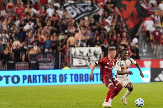 Toronto FC v New York Red Bulls - Major League Soccer MLS, Fussball Herren, USA TORONTO, CANADA - JUNE 25 : Maxime Dominguez (L) of Toronto FC in action against Ronald Donkor (R) of New York Red Bulls during MLS League match between Toronto FC and New York Red Bulls at BMO Field in Toronto, Canada on June 25, 2025. Mert Alper Dervis Anadolu Toronto Canada. Editorial use only. Please get in touch for any other usage.  Copyright: x2025xAnadoluxMertxAlperxDervisx