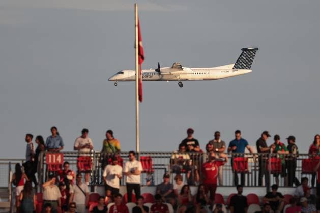 Sport Bilder des Tages Toronto FC v New York Red Bulls - Major League Soccer MLS, Fussball Herren, USA TORONTO, CANADA - JUNE 25 : A plane landing to Billy Bishop Airport is seen during MLS League match between Toronto FC and New York Red Bulls at BMO Field in Toronto, Canada on June 25, 2025. Mert Alper Dervis Anadolu Toronto Canada. Editorial use only. Please get in touch for any other usage.  Copyright: x2025xAnadoluxMertxAlperxDervisx