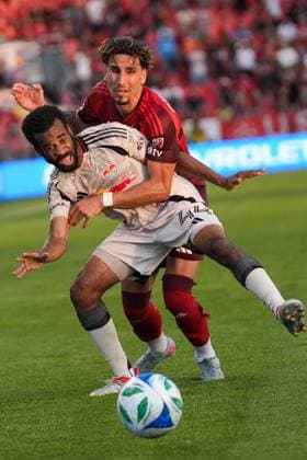 Toronto FC v New York Red Bulls - Major League Soccer MLS, Fussball Herren, USA TORONTO, CANADA - JUNE 25 : Theo Corbeanu of Toronto FC (rear) in action against Raheem Edwards of New York Red Bulls during MLS League match between Toronto FC and New York Red Bulls at BMO Field in Toronto, Canada on June 25, 2025. Mert Alper Dervis Anadolu Toronto Canada. Editorial use only. Please get in touch for any other usage.  Copyright: x2025xAnadoluxMertxAlperxDervisx
