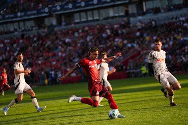Toronto FC v New York Red Bulls - Major League Soccer MLS, Fussball Herren, USA TORONTO, CANADA - JUNE 25 : Theo Corbeanu (L) of Toronto FC in action during MLS League match between Toronto FC and New York Red Bulls at BMO Field in Toronto, Canada on June 25, 2025. Mert Alper Dervis Anadolu Toronto Canada. Editorial use only. Please get in touch for any other usage.  Copyright: x2025xAnadoluxMertxAlperxDervisx