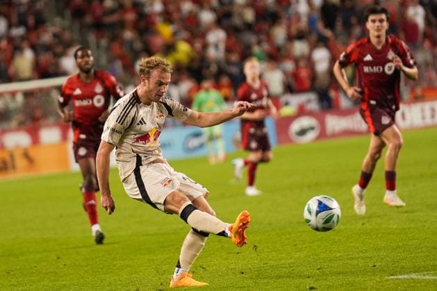 Toronto FC v New York Red Bulls - Major League Soccer MLS, Fussball Herren, USA TORONTO, CANADA - JUNE 25 : Dennis Gjengaar of Toronto FC in action during MLS League match between Toronto FC and New York Red Bulls at BMO Field in Toronto, Canada on June 25, 2025. Mert Alper Dervis Anadolu Toronto Canada. Editorial use only. Please get in touch for any other usage.  Copyright: x2025xAnadoluxMertxAlperxDervisx