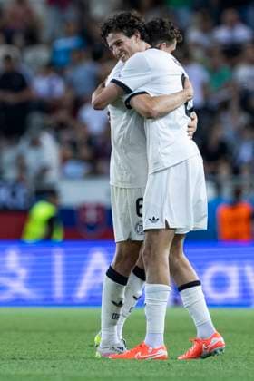 UEFA U21, U 21 Europameisterschaft, Halbfinale: Deutschland - Frankreich; 25.06.2025 Merlin Röhl (Deutschland, 8) und Eric Martel (Deutschland, 6) umarmen sich bei der UEFA U21-Europameisterschaft im Halbfinalspiel Deutschland - Frankreich, am 25.06.2025, Kosice Football Arena, Kosice, Slowakei Copyright: xBEAUTIFULxSPORTS Meuselx