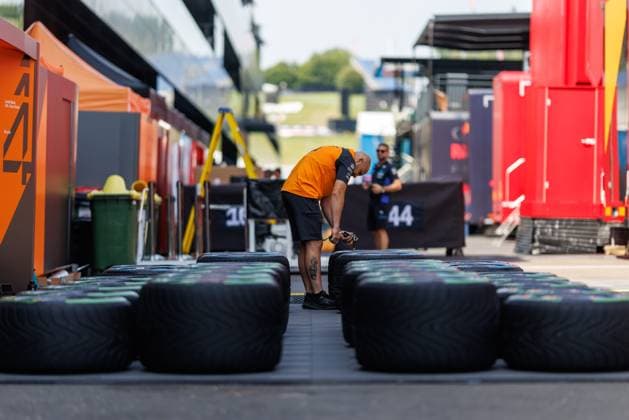 Ein Mitarbeiter von McLaren bereitet die Rennreifen vor, Grosser Preis von Oesterreich, Motorsport, Formel 1, Saison 2025, 26.06.2025 Grosser Preis von Oesterreich, Motorsport, Formel 1, Saison 2025, 26.06.2025 Copyright: xEibner-Pressefoto AlexanderxNeisx EP_ANS