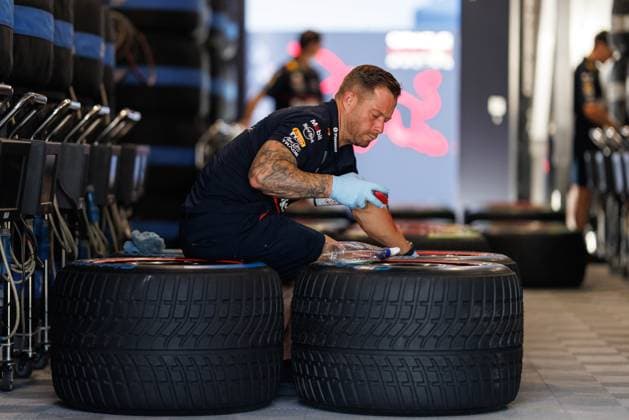 Ein Mitarbeiter von Red Bull bereitet die Rennreifen vor, Grosser Preis von Oesterreich, Motorsport, Formel 1, Saison 2025, 26.06.2025 Grosser Preis von Oesterreich, Motorsport, Formel 1, Saison 2025, 26.06.2025 Copyright: xEibner-Pressefoto AlexanderxNeisx EP_ANS
