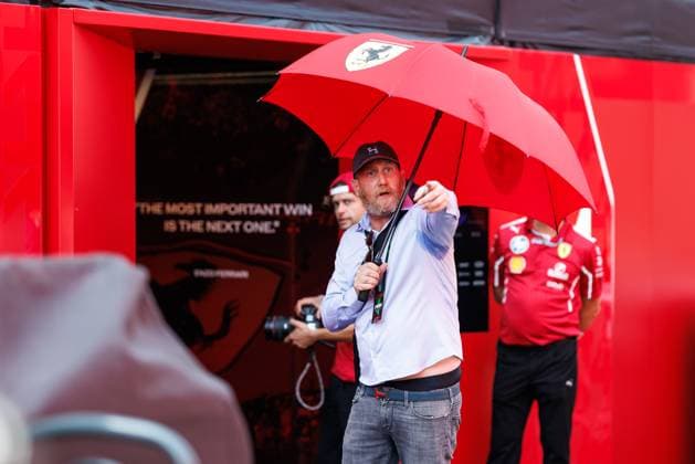 Der Bodyguard von Lewis Hamilton gibt den Fotografen Anweisungen, Grosser Preis von Oesterreich, Motorsport, Formel 1, Saison 2025, 26.06.2025 Grosser Preis von Oesterreich, Motorsport, Formel 1, Saison 2025, 26.06.2025 Copyright: xEibner-Pressefoto AlexanderxNeisx EP_ANS