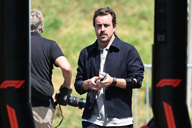 26.06.2025, xsvx, Motorsport FIA Formel 1, Grand Prix von Österreich v.l. Fernando Alonso (Aston Martin) Startnummer 14 (FIA REGULATIONS PROHIBIT ANY USE OF PHOTOGRAPHS as IMAGE SEQUENCES and or QUASI-VIDEO) Zeltweg-Spielberg