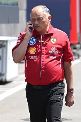 26.06.2025, xsvx, Motorsport FIA Formel 1, Grand Prix von Österreich v.l. Teamchef Frederic Fred Vasseur (Scuderia Ferrari) telefoniert Handy Smartphone (FIA REGULATIONS PROHIBIT ANY USE OF PHOTOGRAPHS as IMAGE SEQUENCES and or QUASI-VIDEO) Zeltweg-Spielberg