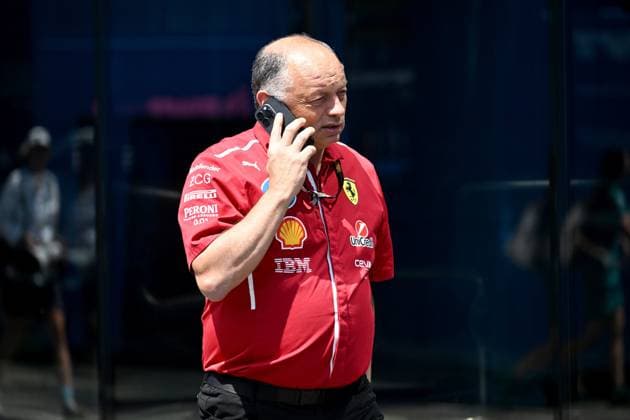 26.06.2025, xsvx, Motorsport FIA Formel 1, Grand Prix von Österreich v.l. Teamchef Frederic Fred Vasseur (Scuderia Ferrari) telefoniert Handy Smartphone (FIA REGULATIONS PROHIBIT ANY USE OF PHOTOGRAPHS as IMAGE SEQUENCES and or QUASI-VIDEO) Zeltweg-Spielberg