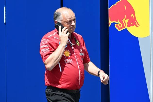 26.06.2025, xsvx, Motorsport FIA Formel 1, Grand Prix von Österreich v.l. Teamchef Frederic Fred Vasseur (Scuderia Ferrari) telefoniert Handy Smartphone (FIA REGULATIONS PROHIBIT ANY USE OF PHOTOGRAPHS as IMAGE SEQUENCES and or QUASI-VIDEO) Zeltweg-Spielberg