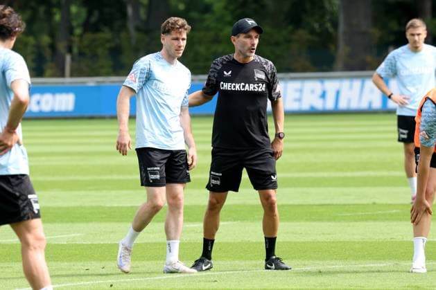 DEU, DFL, 2. FBL Hertha BSC, Training, 26.06.2025, Sportforum, Berlin, DEU, DFL, 2. FBL Hertha BSC, Training, im Bild Cheftrainer Stefan Leitl (Hertha BSC Berlin), Leon Jensen (Hertha BSC Berlin 66) DFL - regulations prohibit any use of Photographs as image sequences and or quasi-video