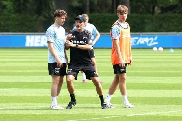 DEU, DFL, 2. FBL Hertha BSC, Training, 26.06.2025, Sportforum, Berlin, DEU, DFL, 2. FBL Hertha BSC, Training, im Bild Cheftrainer Stefan Leitl (Hertha BSC Berlin), Leon Jensen (Hertha BSC Berlin 66) DFL - regulations prohibit any use of Photographs as image sequences and or quasi-video