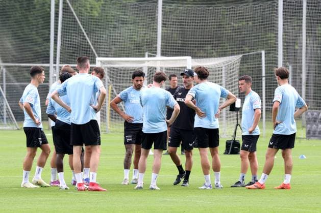 DEU, DFL, 2. FBL Hertha BSC, Training, 26.06.2025, Sportforum, Berlin, DEU, DFL, 2. FBL Hertha BSC, Training, im Bild Cheftrainer Stefan Leitl (Hertha BSC Berlin), Hertha-Spielerkreis DFL - regulations prohibit any use of Photographs as image sequences and or quasi-video