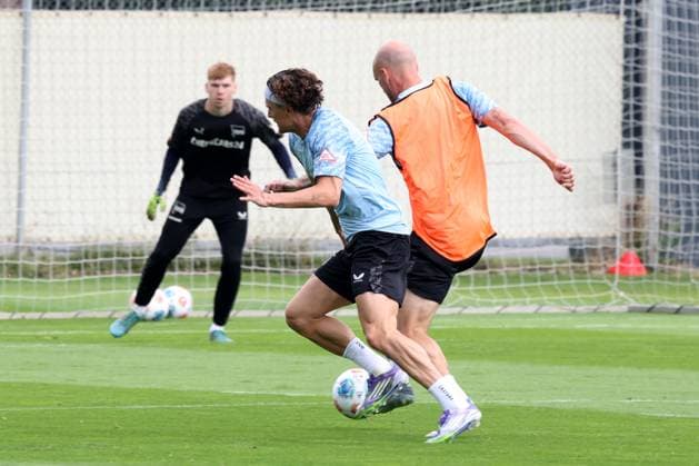 DEU, DFL, 2. FBL Hertha BSC, Training, 26.06.2025, Sportforum, Berlin, DEU, DFL, 2. FBL Hertha BSC, Training, im Bild Fabian Reese (Hertha BSC Berlin 11), Toni Leistner (Hertha BSC Berlin 37) DFL - regulations prohibit any use of Photographs as image sequences and or quasi-video