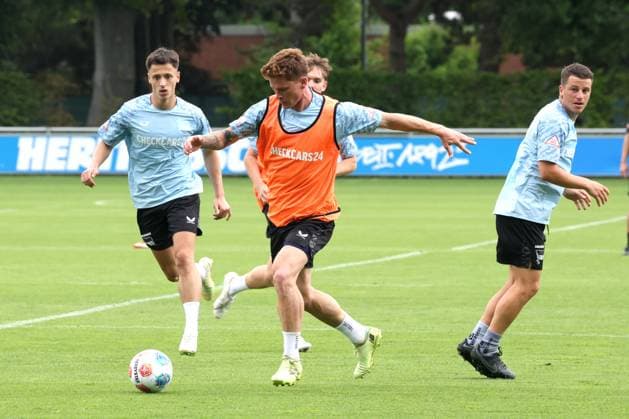 DEU, DFL, 2. FBL Hertha BSC, Training, 26.06.2025, Sportforum, Berlin, DEU, DFL, 2. FBL Hertha BSC, Training, im Bild Sebastian Groenning (Hertha BSC Berlin 88), Diego Demme (Hertha BSC Berlin 6) DFL - regulations prohibit any use of Photographs as image sequences and or quasi-video
