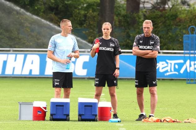 DEU, DFL, 2. FBL Hertha BSC, Training, 26.06.2025, Sportforum, Berlin, DEU, DFL, 2. FBL Hertha BSC, Training, im Bild Palko Dardai (Hertha BSC Berlin 20), Cheftrainer Stefan Leitl (Hertha BSC Berlin), Psychologin DFL - regulations prohibit any use of Photographs as image sequences and or quasi-video