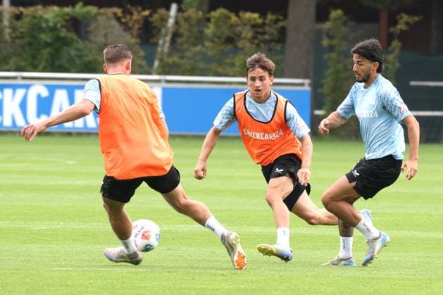 DEU, DFL, 2. FBL Hertha BSC, Training, 26.06.2025, Sportforum, Berlin, DEU, DFL, 2. FBL Hertha BSC, Training, im Bild Kevin Sessa (Hertha BSC Berlin 8), Michal Karbownik (Hertha BSC Berlin 33) DFL - regulations prohibit any use of Photographs as image sequences and or quasi-video