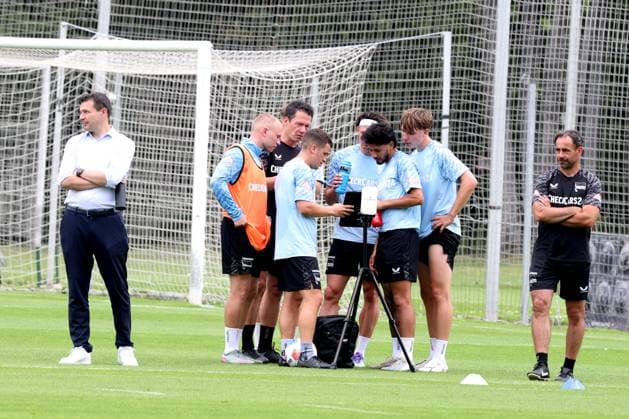 DEU, DFL, 2. FBL Hertha BSC, Training, 26.06.2025, Sportforum, Berlin, DEU, DFL, 2. FBL Hertha BSC, Training, im Bild Hertha-Spielerkreis, Konditionstrainer Hendrik Kuchno (Hertha BSC Berlin), Fabian Reese (Hertha BSC Berlin 11), Diego Demme (Hertha BSC Berlin 6), Kevin Sessa (Hertha BSC Berlin 8), Benjamin Weber (Sportdirektor, Hertha BSC Berlin)Hartmann DFL - regulations prohibit any use of Photographs as image sequences and or quasi-video
