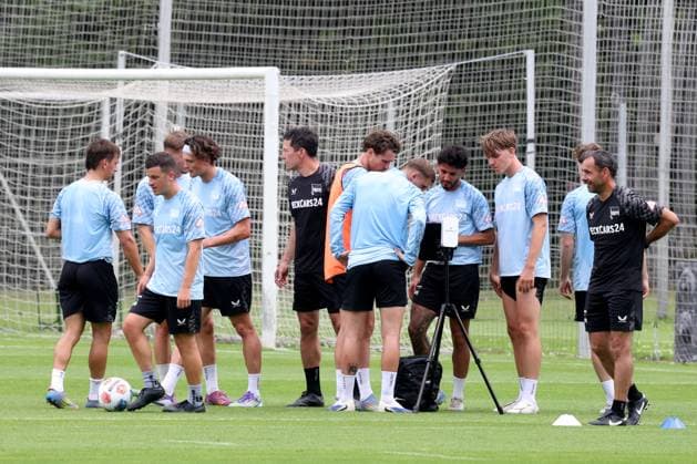 DEU, DFL, 2. FBL Hertha BSC, Training, 26.06.2025, Sportforum, Berlin, DEU, DFL, 2. FBL Hertha BSC, Training, im Bild Hertha-Spielerkreis, Konditionstrainer Hendrik Kuchno (Hertha BSC Berlin), Fabian Reese (Hertha BSC Berlin 11), Diego Demme (Hertha BSC Berlin 6), Kevin Sessa (Hertha BSC Berlin 8), Hartmann DFL - regulations prohibit any use of Photographs as image sequences and or quasi-video