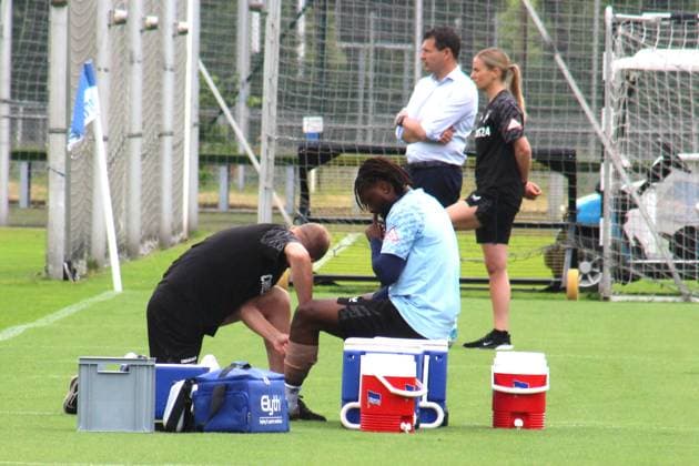DEU, DFL, 2. FBL Hertha BSC, Training, 26.06.2025, Sportforum, Berlin, DEU, DFL, 2. FBL Hertha BSC, Training, im Bild Deyovaisio Zeefuik (Hertha BSC Berlin 42) verletzt DFL - regulations prohibit any use of Photographs as image sequences and or quasi-video