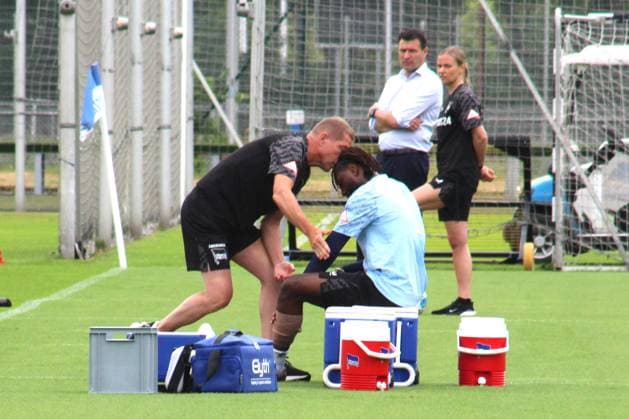 DEU, DFL, 2. FBL Hertha BSC, Training, 26.06.2025, Sportforum, Berlin, DEU, DFL, 2. FBL Hertha BSC, Training, im Bild Deyovaisio Zeefuik (Hertha BSC Berlin 42) verletzt DFL - regulations prohibit any use of Photographs as image sequences and or quasi-video