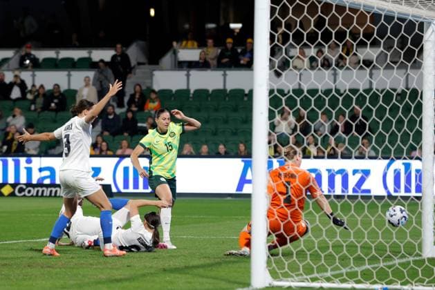 SOCCER AUSTRALIA SLOVENIA, Emily Gielnik of Australia scores a goal during the Women s friendly soccer match between Australia and Slovenia at HBF Park in Perth, Thursday, June 26, 2025. ( NO ARCHIVING Perth Western Australia Australia  Copyright: xRichardxWainwrightx 20250626178063232140