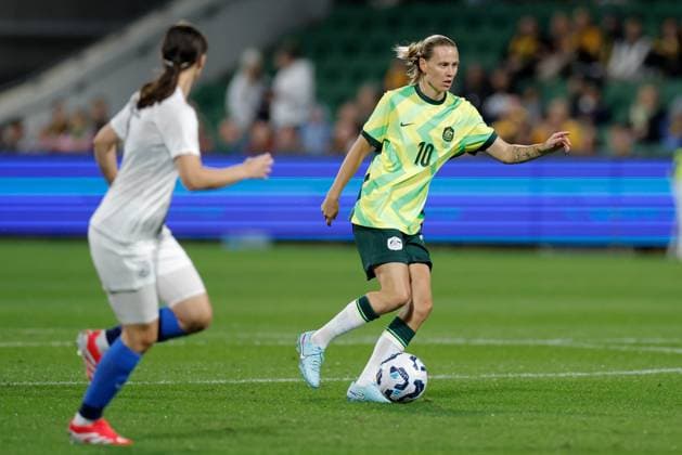 SOCCER AUSTRALIA SLOVENIA, Emily van Egmond of Australia runs the ball during the Women s friendly soccer match between Australia and Slovenia at HBF Park in Perth, Thursday, June 26, 2025. ( NO ARCHIVING Perth Western Australia Australia  Copyright: xRichardxWainwrightx 20250626197751077488