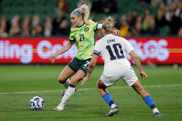 SOCCER AUSTRALIA SLOVENIA, Ellie Carpenter of of Australia passes the ball under pressure from Dominika Conc of Slovenia during the Women s friendly soccer match between Australia and Slovenia at HBF Park in Perth, Thursday, June 26, 2025. ( NO ARCHIVING Perth Western Australia Australia  Copyright: xRichardxWainwrightx 20250626157330438382