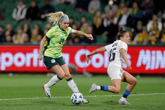 SOCCER AUSTRALIA SLOVENIA, Ellie Carpenter of of Australia under pressure from Sara Makovec of Slovenia during the Women s friendly soccer match between Australia and Slovenia at HBF Park in Perth, Thursday, June 26, 2025. ( NO ARCHIVING Perth Western Australia Australia  Copyright: xRichardxWainwrightx 20250626158042740925