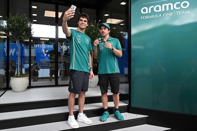 26.06.2025, xsvx, Motorsport FIA Formel 1, Grand Prix von Österreich v.l. Lance Stroll (Aston Martin) Startnummer 18 und Fernando Alonso (Aston Martin) Startnummer 14 Aramco (FIA REGULATIONS PROHIBIT ANY USE OF PHOTOGRAPHS as IMAGE SEQUENCES and or QUASI-VIDEO) Zeltweg-Spielberg