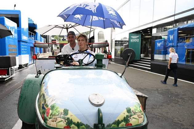 26.06.2025, xsvx, Motorsport FIA Formel 1, Grand Prix von Österreich v.l. Liam Lawson (Racing Bulls) Startnummer 30 sitzt auf einem Traktor (FIA REGULATIONS PROHIBIT ANY USE OF PHOTOGRAPHS as IMAGE SEQUENCES and or QUASI-VIDEO) Zeltweg-Spielberg