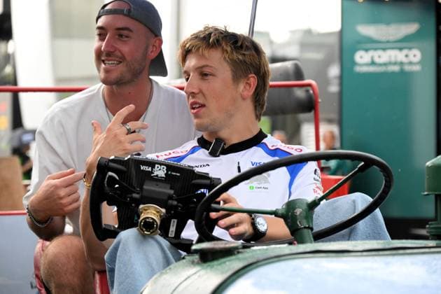 26.06.2025, xsvx, Motorsport FIA Formel 1, Grand Prix von Österreich v.l. Liam Lawson (Racing Bulls) Startnummer 30 sitzt auf einem Traktor (FIA REGULATIONS PROHIBIT ANY USE OF PHOTOGRAPHS as IMAGE SEQUENCES and or QUASI-VIDEO) Zeltweg-Spielberg