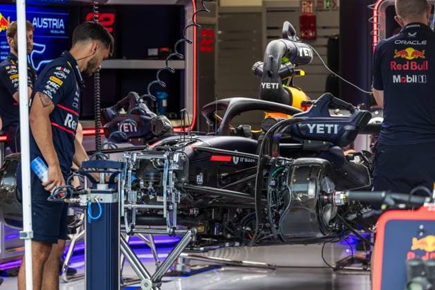 2025 Formula One Austrian Grand Prix Red Bull Ring, Spielberg, Austria. 26.June.2025; Red Bull Racing RB21 and engineers in the garage during Formula One Austrian Grand Prix Spielburg Red Bull Ring Austria Copyright: xJayxHiranox