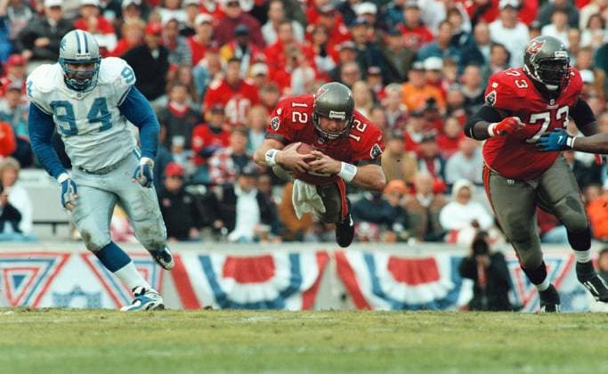 Florida News - April 25, 2007 TP 59545 - - DELIVER TO: SLOT - - 12 28 97 - - tampa - - CAPTION INFO: The Detroit Lions vs. the Tampa Bay Bucs at Houlihan s stadium in Tampa, Fl.,on Sunday, December 28,1997. First quarter action: Photo 3: It s a bird! It s a plane! No! It s Trent Dilfer! Copyright: xStxPetersburgxTimesx