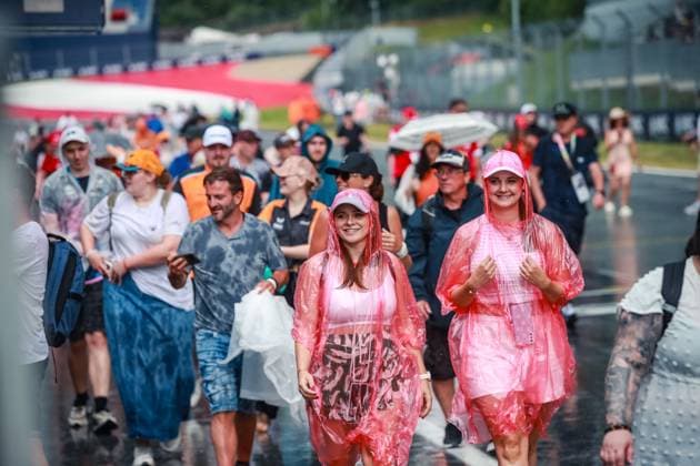 FORMULA 1 - GP of Austria 2025 SPIELBERG,AUSTRIA,26.JUN.25 - MOTORSPORTS, FORMULA 1 - Grand Prix of Austria, Red Bull Ring, preview. Image shows Image shows a feature with the fans during the pitwalk.  GEPAxpictures xManuelxBinder