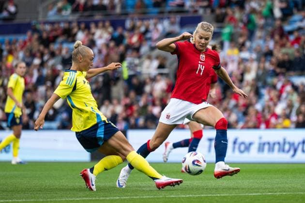 250626 Hanna Bennison of Sweden and Ada Hegerberg of Norway during the International Friendly, Länderspiel, Nationalmannschaft football match between Norway and Sweden on June 26, 2025 in Oslo. Photo: Mathias Bergeld BILDBYRAN kod MB VG0773 bbeng fotboll football soccer fotball träningslandskamp privatlandskamp landskamp international friendly norge norway sweden sverige dam Copyright: MATHIASxBERGELD BB250626MB030