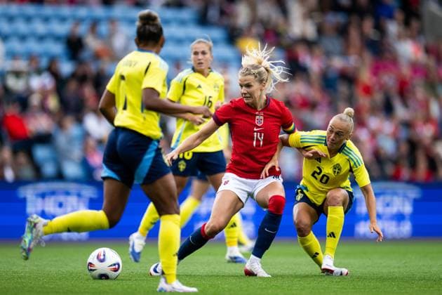 250626 Ada Hegerberg of Norway and Hanna Bennison of Sweden during the International Friendly, Länderspiel, Nationalmannschaft football match between Norway and Sweden on June 26, 2025 in Oslo. Photo: Jon Olav Nesvold BILDBYRAN COP 217 VG0773 bbeng fotboll football soccer fotball träningslandskamp privatlandskamp landskamp international friendly norge norway sweden sverige dam Copyright: JONxOLAVxNESVOLD BB250626JE018