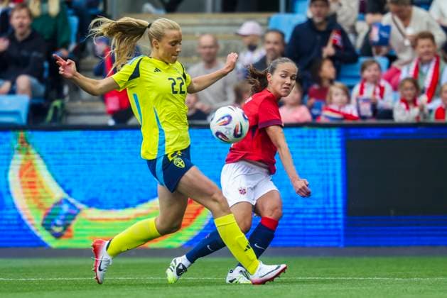 Private international womens football match Norway Sweden Oslo 20250626 Swedens Smilla Holmberg and Norways Guro Reiten during the private international womens football match between Norway and Sweden at Ullevaal Stadium Photo Geir Olsen NTB Oslo Norway EDITORIAL USE ONLY RESTRICTED USE FOR BETTING COMPANIES  Copyright: xGeirxOlsenx xNTBx