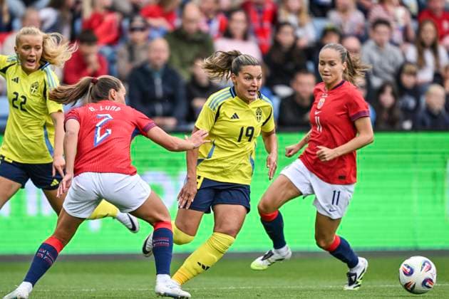 MALMÖ, SVERIGE 20250626 Sveriges Johanna Rytting Kaneryd (mitten) mot Norges Marit Bratberg Lund (tv) och Guro Reiten (th) under damernas landskamp i fotboll mellan Norge och Sverige pa Ulleval Stadion i Oslo. MALMÖ SVERIGE x9200x Copyright: xBjörnxLarssonxRosvall TTx LANDSKAMP NORGE-SVERIGE