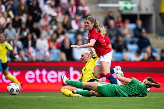250626 Stina Blackstenius of Sweden scores 0-1 behind Maren Mjelde and goalkeeper Cecilie Fiskerstrand of Norway during the International Friendly, Länderspiel, Nationalmannschaft football match between Norway and Sweden on June 26, 2025 in Oslo. Photo: Jon Olav Nesvold BILDBYRAN COP 217 VG0773 bbeng fotboll football soccer fotball träningslandskamp privatlandskamp landskamp international friendly norge norway sweden sverige dam Copyright: JONxOLAVxNESVOLD BB250626JE028