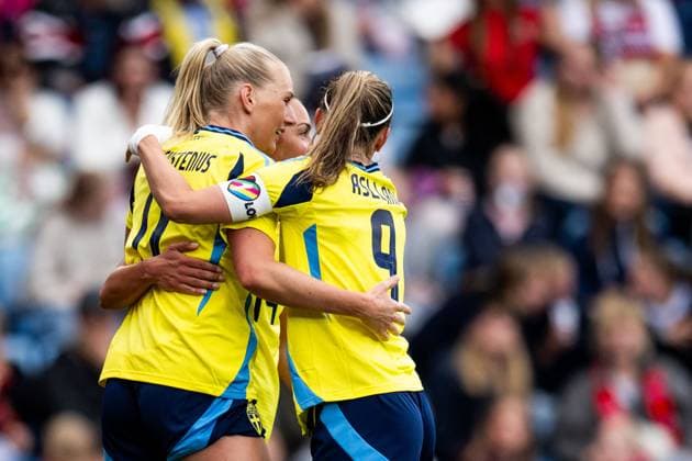 250626 Stina Blackstenius of Sweden celebrates with teammates after 0-1 during the International Friendly, Länderspiel, Nationalmannschaft football match between Norway and Sweden on June 26, 2025 in Oslo. Photo: Jon Olav Nesvold BILDBYRAN COP 217 VG0773 bbeng fotboll football soccer fotball träningslandskamp privatlandskamp landskamp international friendly norge norway sweden sverige dam jubel Copyright: JONxOLAVxNESVOLD BB250626JE030