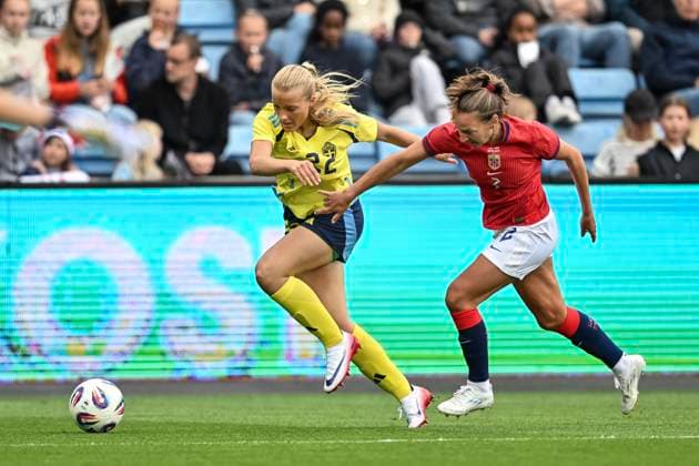 MALMÖ, SVERIGE 20250626 Sveriges Smilla Holmberg (tv) jagas av Norges Marit Bratberg Lund under damernas landskamp i fotboll mellan Norge och Sverige pa Ulleval Stadion i Oslo. MALMÖ SVERIGE x9200x Copyright: xBjörnxLarssonxRosvall TTx LANDSKAMP NORGE-SVERIGE