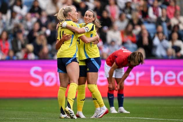 MALMÖ, SVERIGE 20250626 Sveriges Stina Blackstenius ( 11) jublar med Kosovare Asllani efter att ha gjort 0-1 under damernas landskamp i fotboll mellan Norge och Sverige pa Ulleval Stadion i Oslo. MALMÖ SVERIGE x9200x Copyright: xBjörnxLarssonxRosvall TTx LANDSKAMP NORGE-SVERIGE