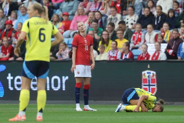 Womens international football match Norway Sweden Oslo 20250626 Norways Caroline Graham Hansen and Swedens Filippa Angeldal during the womens international football match between Norway and Sweden at Ullevaal Stadium Photo Geir Olsen NTB Oslo Norway EDITORIAL USE ONLY RESTRICTED USE FOR BETTING COMPANIES  Copyright: xGeirxOlsenx xNTBx