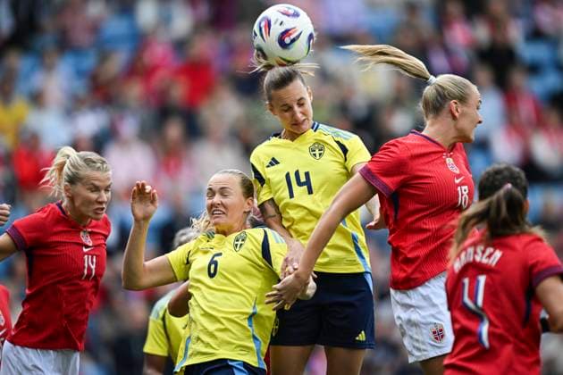 MALMÖ, SVERIGE 20250626 Sveriges Magdalena Eriksson ( 6) och Nathalie Björn mot Norges Ada Hegerberg ( 14) och Frida Leonhardsen Maanum under damernas landskamp i fotboll mellan Norge och Sverige pa Ulleval Stadion i Oslo. MALMÖ SVERIGE x9200x Copyright: xBjörnxLarssonxRosvall TTx LANDSKAMP NORGE-SVERIGE